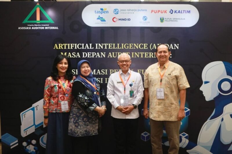 Sekretaris Jenderal Kementerian Ketenagakerjaan (Kemnaker) Cris Kuntadi (kedua dari kanan, kemeja putih) berfoto bersama para peserta usai menghadiri Seminar Nasional Internal Audit 2026 di Yogyakarta