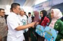 Andra Soni (kiri) berbincang dengan mahasiswi penerima manfaat usai menyerahkan secara simbolis Bantuan Keuangan kepada Pemerintah Desa melalui Program Sarjana Penggerak Desa di sela acara Peresmian Bangun Jalan Desa Sejahtera (Bang Andra) di Desa Sukaraja, Kecamatan Malingping,