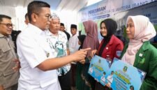 Andra Soni (kiri) berbincang dengan mahasiswi penerima manfaat usai menyerahkan secara simbolis Bantuan Keuangan kepada Pemerintah Desa melalui Program Sarjana Penggerak Desa di sela acara Peresmian Bangun Jalan Desa Sejahtera (Bang Andra) di Desa Sukaraja, Kecamatan Malingping,