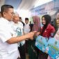 Andra Soni (kiri) berbincang dengan mahasiswi penerima manfaat usai menyerahkan secara simbolis Bantuan Keuangan kepada Pemerintah Desa melalui Program Sarjana Penggerak Desa di sela acara Peresmian Bangun Jalan Desa Sejahtera (Bang Andra) di Desa Sukaraja, Kecamatan Malingping,