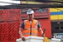 Tri Adhianto memotong jaringan kabel udara fiber optik yang semrawut di salah satu ruas jalan utama Kota Bekasi