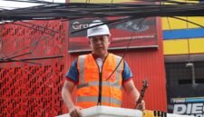 Tri Adhianto memotong jaringan kabel udara fiber optik yang semrawut di salah satu ruas jalan utama Kota Bekasi