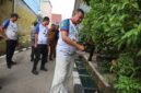 Tri Adhianto (tengah) mendengarkan keluhan warga saat meninjau kondisi saluran air dan tanggul di Perumahan Mandosi Permai, Kelurahan Jatiluhur, Kecamatan Jatiasih, Kota Bekasi.