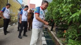 Tri Adhianto (tengah) mendengarkan keluhan warga saat meninjau kondisi saluran air dan tanggul di Perumahan Mandosi Permai, Kelurahan Jatiluhur, Kecamatan Jatiasih, Kota Bekasi.