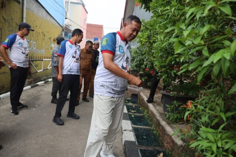 Tri Adhianto (tengah) mendengarkan keluhan warga saat meninjau kondisi saluran air dan tanggul di Perumahan Mandosi Permai, Kelurahan Jatiluhur, Kecamatan Jatiasih, Kota Bekasi.