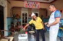 Tri Adhianto (kanan), meninjau Rumah Kreasi Warga RT 05 saat melakukan kunjungan lapangan di kawasan RW 14, Kelurahan Pekayon Jaya, Kecamatan Bekasi Selatan.