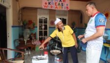 Tri Adhianto (kanan), meninjau Rumah Kreasi Warga RT 05 saat melakukan kunjungan lapangan di kawasan RW 14, Kelurahan Pekayon Jaya, Kecamatan Bekasi Selatan.