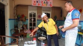 Tri Adhianto (kanan), meninjau Rumah Kreasi Warga RT 05 saat melakukan kunjungan lapangan di kawasan RW 14, Kelurahan Pekayon Jaya, Kecamatan Bekasi Selatan.