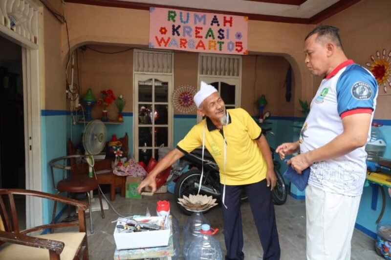 Tri Adhianto (kanan), meninjau Rumah Kreasi Warga RT 05 saat melakukan kunjungan lapangan di kawasan RW 14, Kelurahan Pekayon Jaya, Kecamatan Bekasi Selatan.