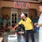 Tri Adhianto (kanan), meninjau Rumah Kreasi Warga RT 05 saat melakukan kunjungan lapangan di kawasan RW 14, Kelurahan Pekayon Jaya, Kecamatan Bekasi Selatan.