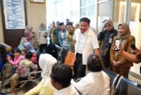 Herman Deru menyapa dan meninjau langsung para pasien di ruang tunggu RS Khusus Mata Binar saat peluncuran program