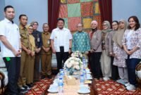 Herman Deru (tengah kemeja putih) berfoto bersama jajaran pengurus Ikatan Dokter Anak Indonesia (IDAI) Cabang Sumatera Selatan saat menerima kunjungan di Griya Agung, Palembang