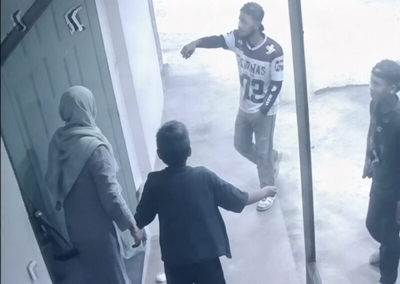 Tangkapan layar rekaman CCTV memperlihatkan momen saat dua pria mendekati seorang perempuan di depan rumahnya kawasan Ngipik