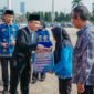 Marindo Kurniawan menyerahkan secara simbolis tali asih bagi anggota KORPRI purna bhakti saat Upacara Peringatan Hari Kesaktian Pancasila Tahun 2026 di Lapangan Korpri