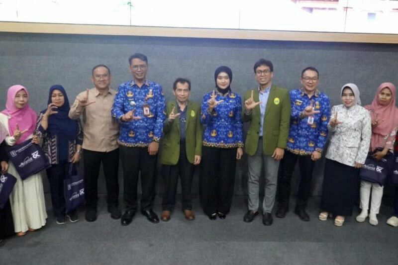 Wakil Gubernur Lampung Jihan Nurlela bersama jajaran dan peserta Bakti Sosial Deteksi Dini Kanker Payudara dalam rangkaian PIT PERABOI ke-29 di Auditorium Cinema RS Abdul Moeloek  