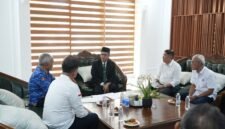 Bupati Bandung Dadang Supriatna (tengah, jas hitam) saat menerima audiensi Pertamina Patra Niaga untuk membahas antisipasi kelangkaan BBM subsidi akhir tahun