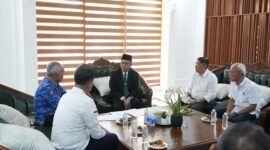Bupati Bandung Dadang Supriatna (tengah, jas hitam) saat menerima audiensi Pertamina Patra Niaga untuk membahas antisipasi kelangkaan BBM subsidi akhir tahun
