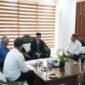 Bupati Bandung Dadang Supriatna (tengah, jas hitam) saat menerima audiensi Pertamina Patra Niaga untuk membahas antisipasi kelangkaan BBM subsidi akhir tahun