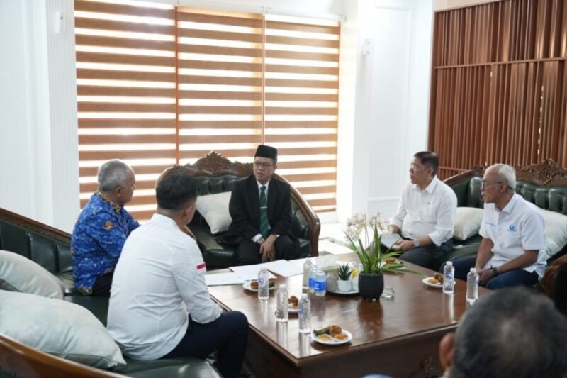 Bupati Bandung Dadang Supriatna (tengah, jas hitam) saat menerima audiensi Pertamina Patra Niaga untuk membahas antisipasi kelangkaan BBM subsidi akhir tahun