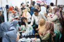 Gubernur Banten Andra Soni berbincang dengan warga saat meninjau pelaksanaan Program Cek Kesehatan Gratis (CKG) di Gedung Gelanggang Remaja (GGR) Ciceri  