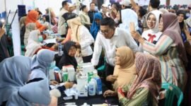 Gubernur Banten Andra Soni berbincang dengan warga saat meninjau pelaksanaan Program Cek Kesehatan Gratis (CKG) di Gedung Gelanggang Remaja (GGR) Ciceri  