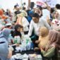 Gubernur Banten Andra Soni berbincang dengan warga saat meninjau pelaksanaan Program Cek Kesehatan Gratis (CKG) di Gedung Gelanggang Remaja (GGR) Ciceri  