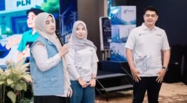 Ratu Syafitri Muhayati (kiri), memberikan penjelasan mengenai pentingnya penanaman nilai integritas kepada peserta pelatihan di Ballroom Jayakarta Villas Anyer