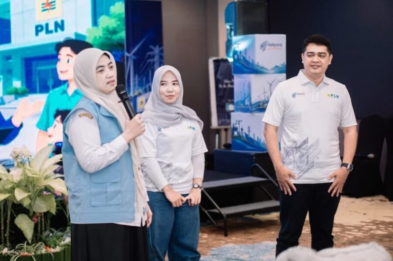 Ratu Syafitri Muhayati (kiri), memberikan penjelasan mengenai pentingnya penanaman nilai integritas kepada peserta pelatihan di Ballroom Jayakarta Villas Anyer