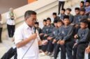 Andra Soni memberikan arahan serta motivasi kepada para siswa Sekolah Rakyat (SR) Terintegrasi di Desa Panggarangan
