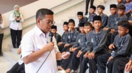 Andra Soni memberikan arahan serta motivasi kepada para siswa Sekolah Rakyat (SR) Terintegrasi di Desa Panggarangan
