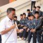 Andra Soni memberikan arahan serta motivasi kepada para siswa Sekolah Rakyat (SR) Terintegrasi di Desa Panggarangan
