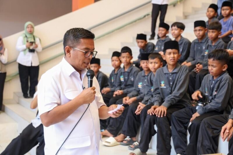 Andra Soni memberikan arahan serta motivasi kepada para siswa Sekolah Rakyat (SR) Terintegrasi di Desa Panggarangan
