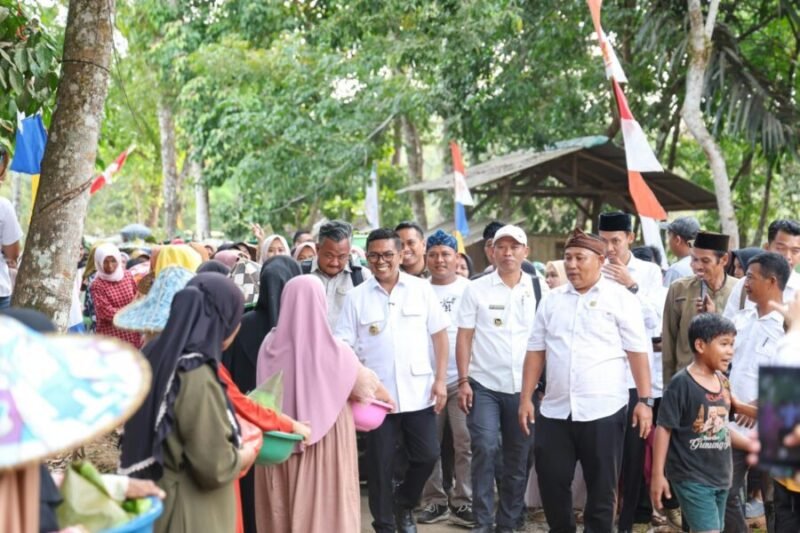 Andra Soni menyapa warga yang antusias menyambut kedatangannya saat meresmikan Jembatan Leuwi Kukuk di Kampung Cibogo