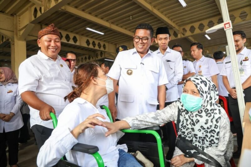 Andra Soni didampingi Anggota DPRD Provinsi Banten Musa Weliansyah meninjau pelaksanaan Cek Kesehatan Gratis (CKG) bagi masyarakat di RSUD Malingping