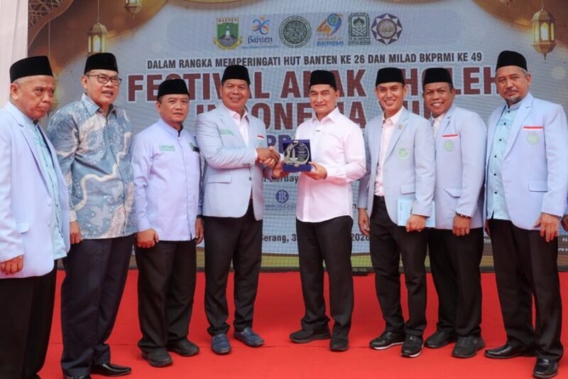 Achmad Dimyati Natakusumah menerima cenderamata dari jajaran pengurus Badan Komunikasi Pemuda Remaja Masjid Indonesia (BKPRMI) pada pembukaan FASI XIII di Halaman Masjid Raya Al-Bantani