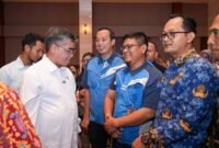 Menaker Yassierli (kiri) berbincang langsung dengan para perwakilan pekerja dan perusahaan dalam acara Temu Mitra Ketenagakerjaan di Bekasi