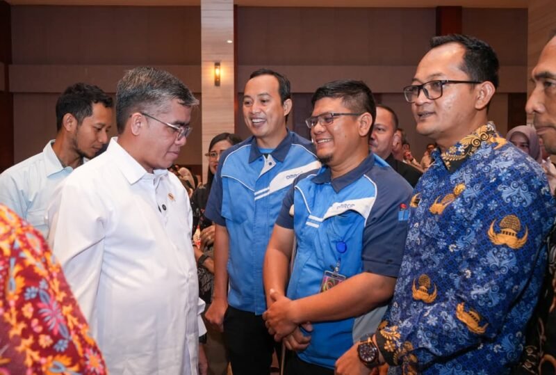 Menaker Yassierli (kiri) berbincang langsung dengan para perwakilan pekerja dan perusahaan dalam acara Temu Mitra Ketenagakerjaan di Bekasi