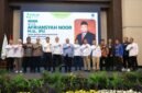 Wakil Menteri Ketenagakerjaan Afriansyah Noor (tengah) berfoto bersama pengurus AP2LN di atas panggung acara Rakernas AP2LN di Jakarta,