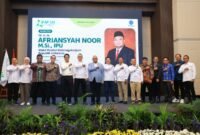 Wakil Menteri Ketenagakerjaan Afriansyah Noor (tengah) berfoto bersama pengurus AP2LN di atas panggung acara Rakernas AP2LN di Jakarta,
