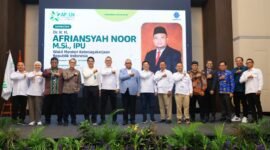 Wakil Menteri Ketenagakerjaan Afriansyah Noor (tengah) berfoto bersama pengurus AP2LN di atas panggung acara Rakernas AP2LN di Jakarta,