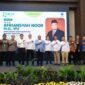 Wakil Menteri Ketenagakerjaan Afriansyah Noor (tengah) berfoto bersama pengurus AP2LN di atas panggung acara Rakernas AP2LN di Jakarta,