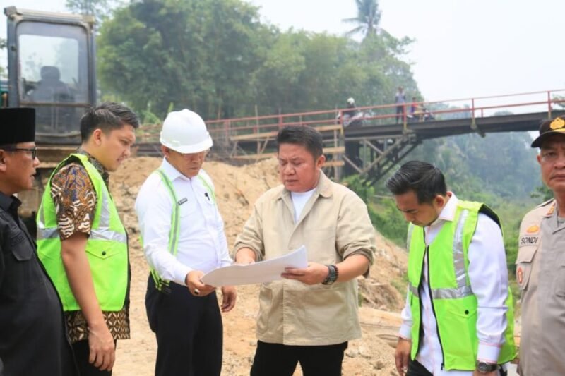 H. Herman Deru melakukan peletakan batu pertama (groundbreaking) pembangunan Jembatan Air Arisan Mendang di Desa Penyandingan, Ogan Ilir