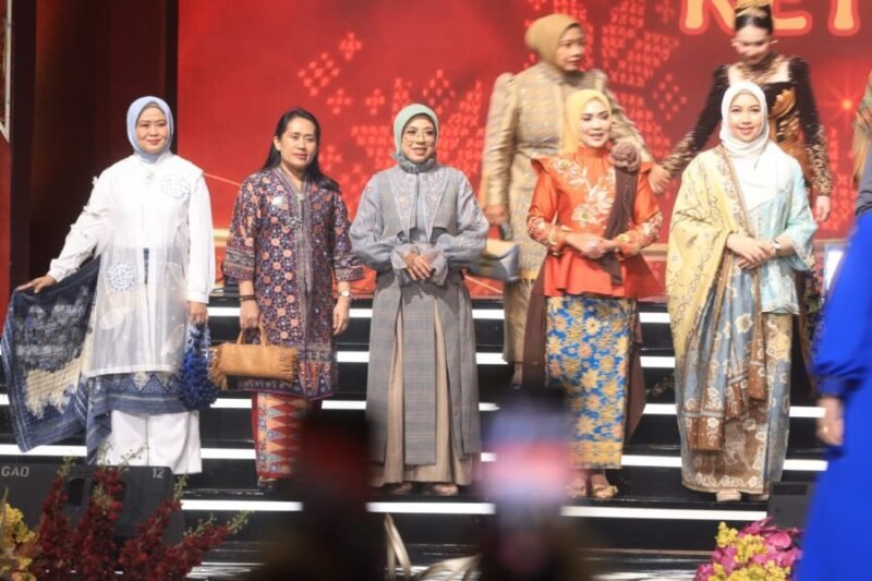 Tinawati Andra Soni (tengah) bersama jajaran pengurus Dekranasda saat tampil pada Parade Wastra di Pameran Kriyanusa 2026, JICC