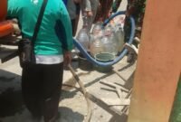 AIR BERSIH-Petugas TNI AD bersama BPPD Demak saat menyalurkan air bersih ke warga. (Foto Ist).