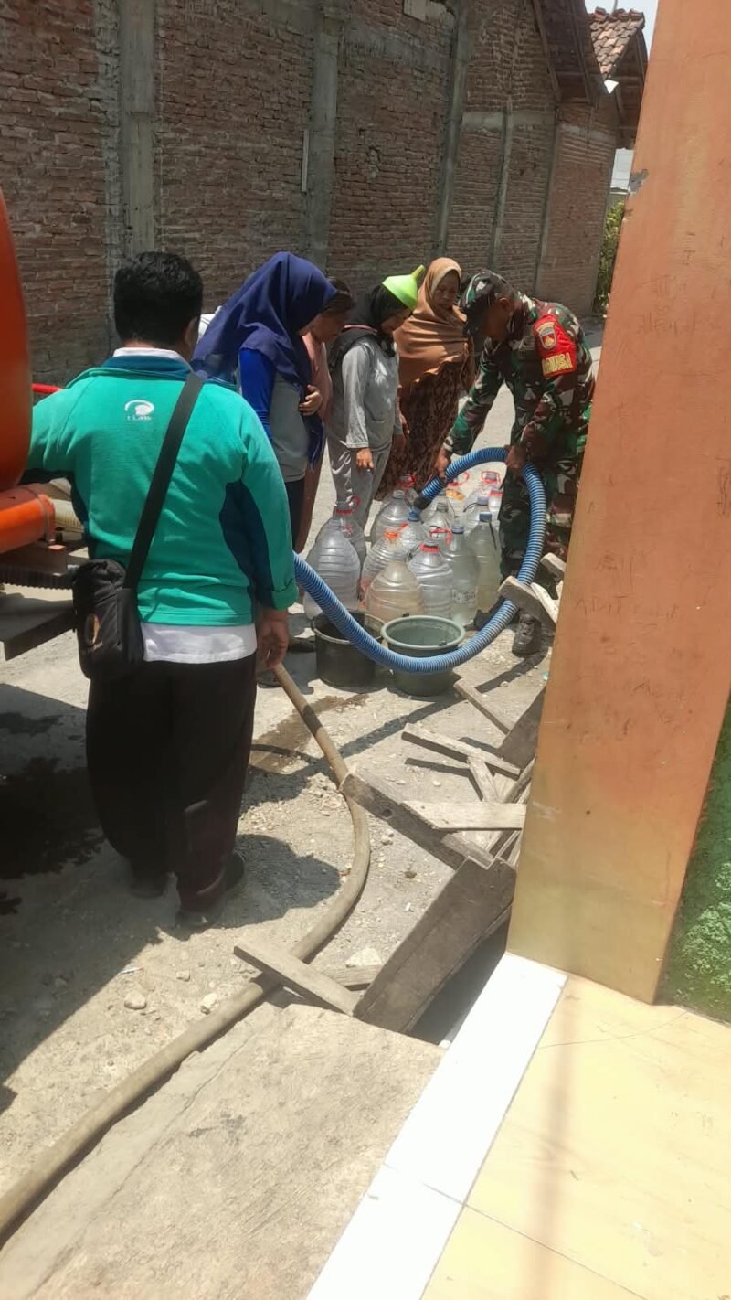 AIR BERSIH-Petugas TNI AD bersama BPPD Demak saat menyalurkan air bersih ke warga. (Foto Ist).