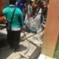 AIR BERSIH-Petugas TNI AD bersama BPPD Demak saat menyalurkan air bersih ke warga. (Foto Ist).