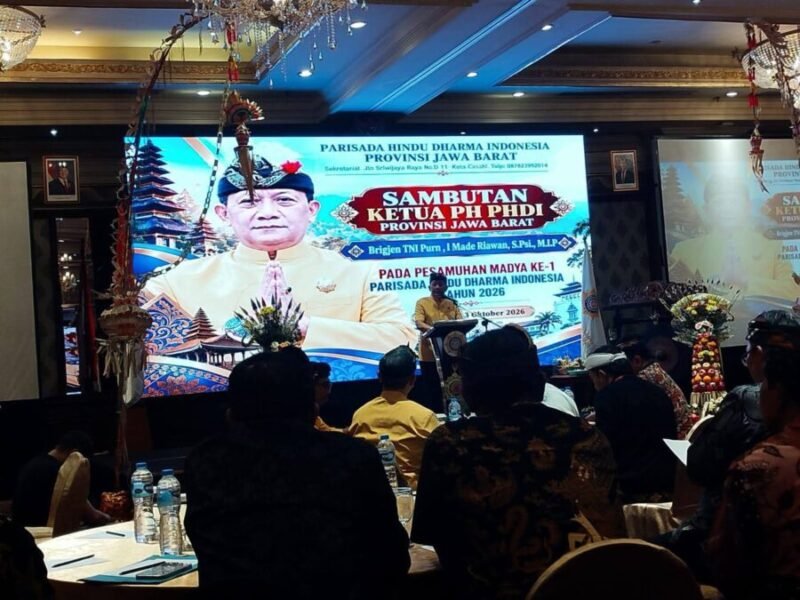 SAMBUTAN-Ketua Pengurus Harian PHDI Provinsi Jawa Barat, Brigjen TNI (Purn) I Made Riawan, saat memberikan sambutan. (Foto Ist).