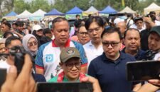 Cak Imin dan Wali Kota Bekasi meninjau langsung aktivitas Car Free Day, pasar rakyat, koperasi, dan UMKM di kawasan Vida Bekasi, Minggu (4/10/2026), disambut antusias warga dan awak media.