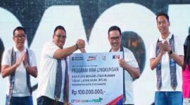 Penyerahan bantuan dilakukan secara simbolis Dewan Komisaris KAI Raizal Arifin kepada Wali Kota Yogyakarta Hasto Wardoyo dalam kegiatan puncak peringatan HUT KAI ke-81