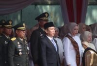 Suasana khidmat para tamu undangan, termasuk jajaran Pemerintah Provinsi Lampung dan unsur Forkopimda, saat mengikuti Upacara Peringatan HUT ke-81 TNI Tahun 2026 yang mengusung tema